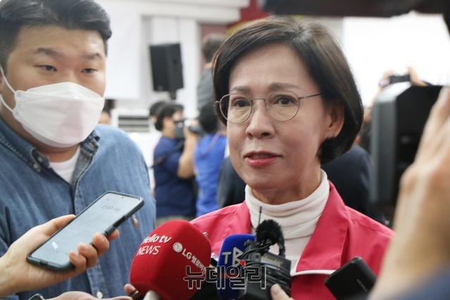 ▲ 이인선 후보가 1일 저녁 국민의힘 대구시당에 마련된 개표상황을 지켜본 후 기자 질문에 답하고 있다.ⓒ뉴데일리