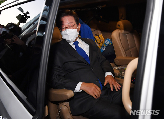 ▲ 이재명 더불어민주당 인천 계양을 국회의원 후보 겸 총괄선대위원장이 1일 서울 여의도 국회 의원회관 대회의실에 마련된 제8회 전국동시지방선거 개표상황실에서 방송 3사 출구조사 결과를 지켜본 후 차량에 탑승하고 있다. ⓒ뉴시스