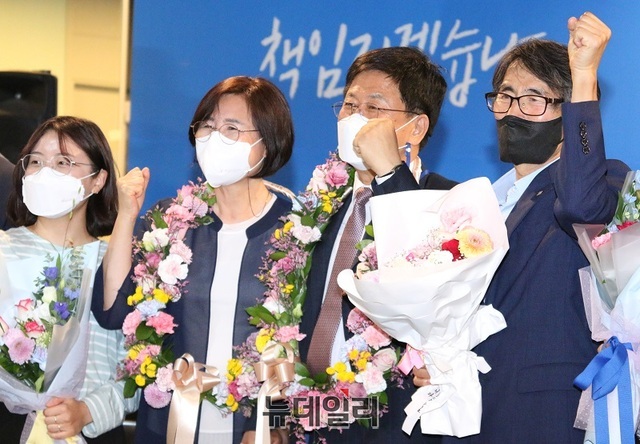 ▲ 6·1지방선거에서 세종교육감 당선된 최교진 후보가 1일 오후 세종시 대평동 선거사무실에서 당선 축하 꽃다발을 받고 부인과 함께 기념촬영을 하고 있다.ⓒ이길표 기자