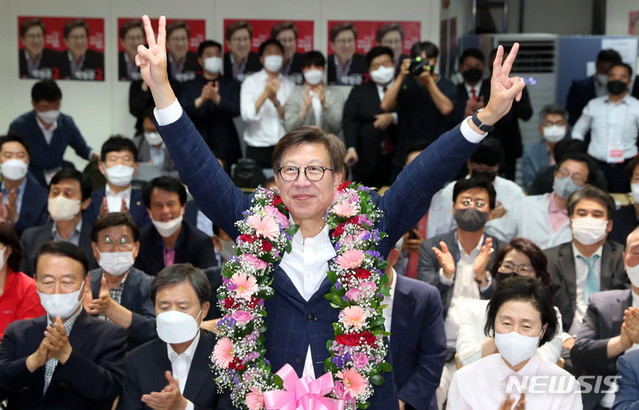 ▲ 제8회 전국동시지방선거일인 지난 1일 오후 부산 부산진구 국민의힘 박형준 부산시장 후보의 선거캠프에서 박 후보가 당선이 확실해지자 꽃목걸이를 걸고 지지자들에게 인사하고 있다. ⓒ뉴시스