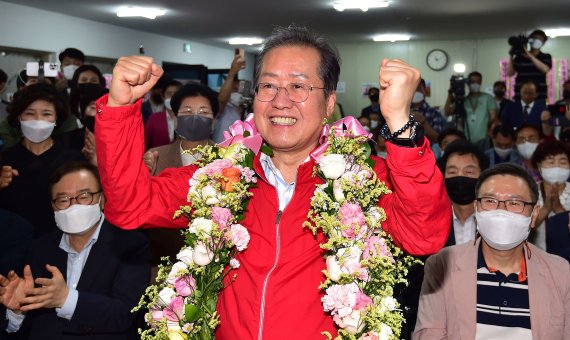 ▲ 지난 1일 오후 국민의힘 홍준표 대구시장 후보가 당선이 확실시되자 자신의 대구 중구 선거사무소에서 기뻐하고 있다. ⓒ뉴시스