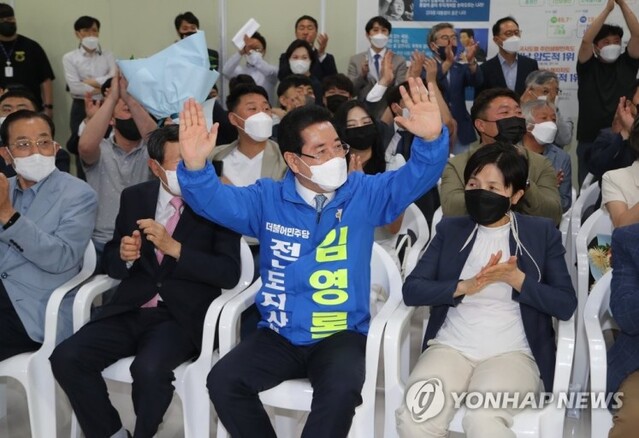 ▲ 더불어민주당 김영록 전남지사 후보가 1일 오후 전남 순천시 선거캠프에서 제8회 전국동시지방선거 방송사 출구조사 결과를 보며 환호하고 있다.ⓒ연합뉴스