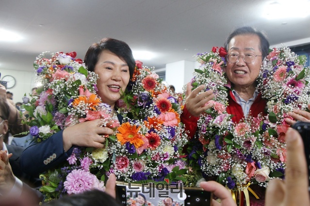 ▲ 홍준표 대구시장 후보(오른쪽)가 1일 저녁 11시께 당선이 확실시되면서 선거캠프에서 축하꽃목걸이를 걸고 활짝 웃고 있다.ⓒ뉴데일리