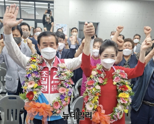 ▲ 조길형 충주시장 당선자가 1일 밤 부인 이영미씨와 함께 지지자들에게 당선 축하를 받고 있다.ⓒ뉴데일리 D/B