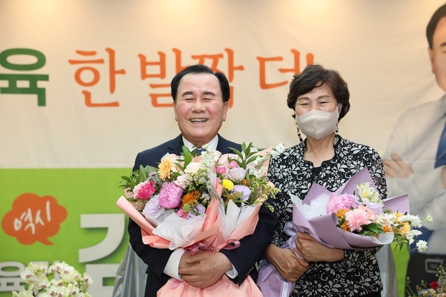 ▲ 김지철 충남도교육감 후보가 2일 새벽 당선이 확정된 후 꽃다발을 받고 기뻐하고 있다.ⓒ김지철 후보 선거 캠프