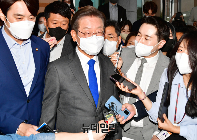 ▲ 이재명 더불어민주당 총괄선거대책위원장이 1일 오후 국회 의원회관에 마련된 개표상황실에서 제8회 전국동시지방선거 개표 방송을 확인 한 후 기자들의 질문에도 아무말 없이 떠나고 있다. ⓒ이종현 기자