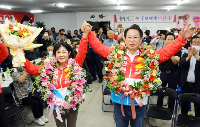 ▲ 송인헌 국민의힘 괴산군수가 1일 치러진 지방선거에서 당선된 후 부인과 함께 손을 들어 지지자들에게 인사를 하고 있다.ⓒ송인헌 후보 선거 캠프
