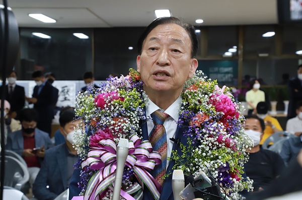 ▲ 설동호 교육감 후보는 1일 서구용문동 선거캠프에서 당선소감을 밝히고 있다.ⓒ설동호선거캠프