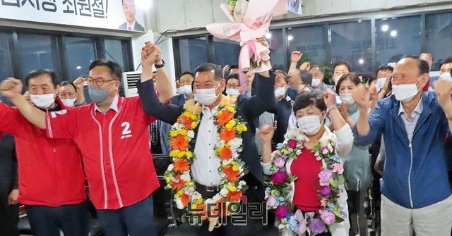 ▲ 6·1 지방선거에서 공주시장 당선된 최원철 후보가 2일 오전 자신의 선거사무실에서 당선 축하 꽃다발을 받고 정진석 국회부의장과 함께 기념촬영을 하고 있다.ⓒ이길표 기자