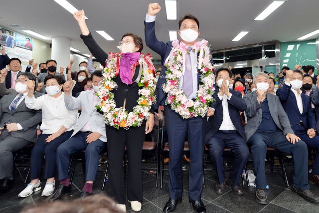 ▲ 김영환 국민의힘 충북도지사 후보가 2일 새벽 당선이 확정된 훈 손을 들어 지지자들에게 인사를 하고 있다.ⓒ김영환 충북도지사 후보 선거 캠프