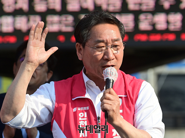 ▲ 유정복 국민의힘 인천시장 후보가 22일 오후 인천 동구 송림오거리에서 열린 김찬진 인천동구청장 지원유세에서 지지호소를 하고 있다.ⓒ정상윤 기자