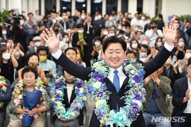 ▲ 오영훈 더불어민주당 제주도지사 후보가 제8회 전국동시지방선거 투표일인 1일 오후 제주시 연동에 위치한 선거사무소에서 당선이 확실시 되자 꽃다발을 목에 걸고 환호하고 있다. ⓒ뉴시스