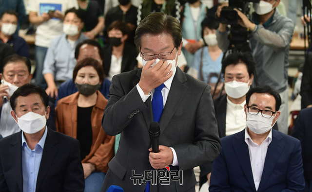 ▲ 인천 계양을 국회의원 보궐선거에서 당선이 확실시 된 이재명 더불어민주당 후보가 2일 새벽 인천 계양구 캠프사무실을 찾아 당선 인사에 앞서 마스크를 고쳐쓰고 있다. ⓒ정상윤 기자