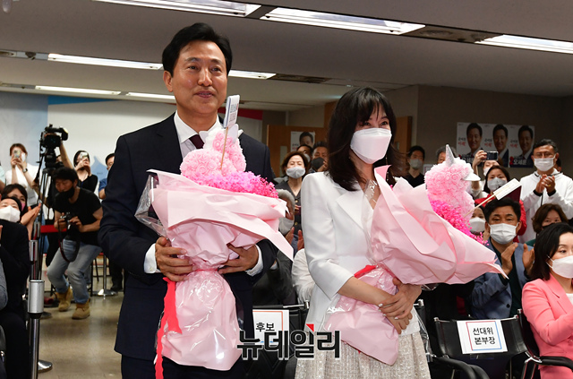 ▲ 오세훈 국민의힘 서울시장 후보가 2일 서울 중구 프레스센터에 마련된 캠프 사무실에서 부인 송현옥씨와 함께 당선확실 꽃다발을 받고 있다.ⓒ이종현 기자