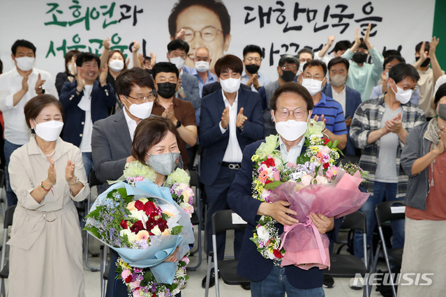▲ 조희연 서울시교육감 후보가 2일 오전 서울 서대문구 선거사무소에서 당선이 확실시 되자 부인 김의숙 씨와 축하 꽃다발을 받고 기뻐하고 있다. ⓒ뉴시스