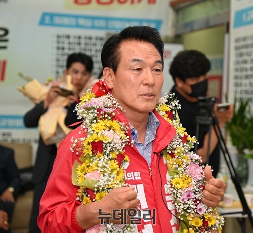 ▲ 6·1지방선거에서 충남 논산시장 당선된 백성현 후보가 1일 오후 내동 선거사무실에서 당선 축하 꽃다발을 받고 기념 촬영을 하고 있다.ⓒ이길표 기자