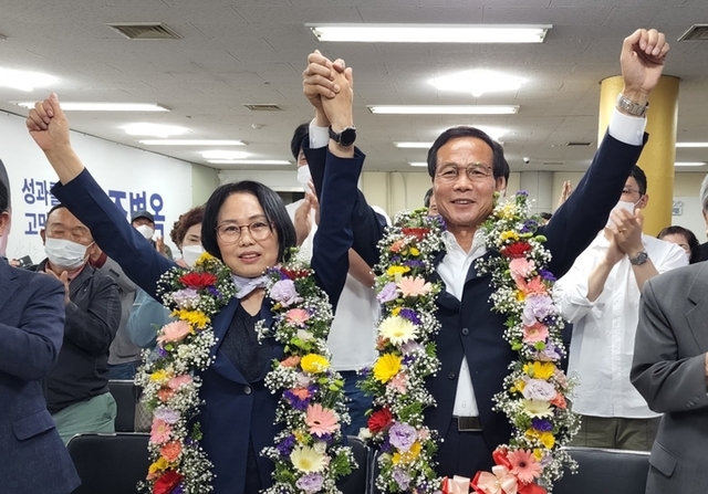 ▲ 조병옥 음선군수 후보가 부인 유오재씨와 손을 맞잡고 지지자들에게 인사를 하고 있다. ⓒ조병옥 후보 선거 캠프