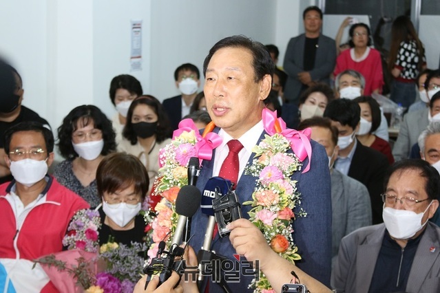 ▲ 6·1지방선거에서 세종시장 당선된 최민호 후보가 1일 오후 세종시 대평동 선거사무실에서 당선 축하 꽃다발을 목에 걸고 당선 소감을 밝히고 있다.ⓒ이길표 기자