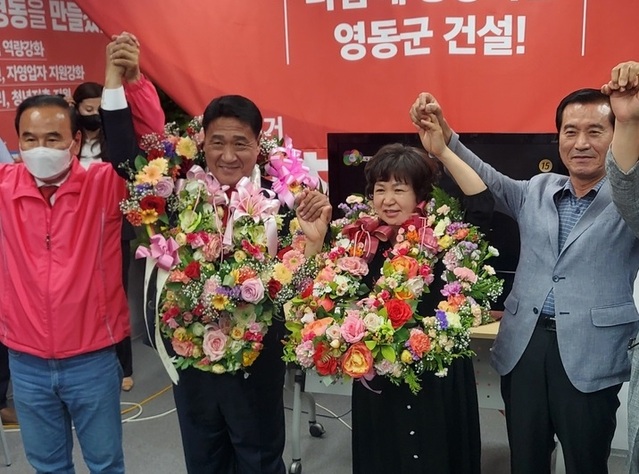 ▲ 정영철 충북 영동군수 후보가 2일 새벽 부인과 박덕흠 의원 등과 지지자들에게 당선 축하 인사를 하고 있다. ⓒ정영철 후보 선거 캠프