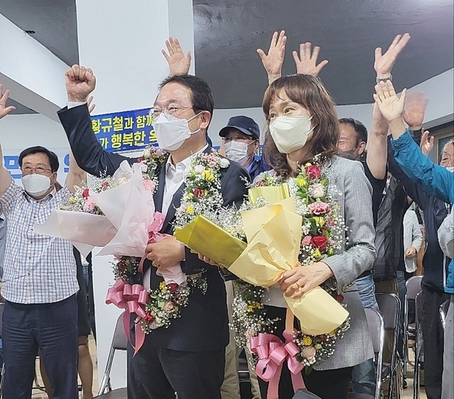▲ 황규철 옥천군수 후보가 1일 오후 당선이 확정되자 부인과 함께 지지자들에게 인사를 하고 있다. ⓒ황규철 후보 선거 캠프