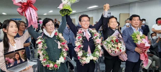 ▲ 윤건영 충북교육감 당선자가 당선이 확정된 후 가족과, 경장자였던 전 심의보, 김진균 보수 충북도교육감 후보와 함께 지지자들에게 인사를 하고 있다. ⓒ윤건영 충북교육감 후보 캠프