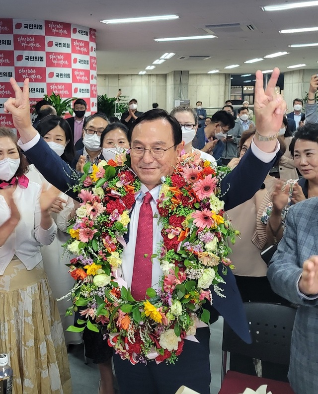 ▲ 박상돈 국민의힘 천안시장 당선인이 2일 새벽 당선이 확정되지 축하 꽃다발을 목에 건채 지지자들에게 인사하고 있다.ⓒ박상돈 천안시장 후보 선거 캠프