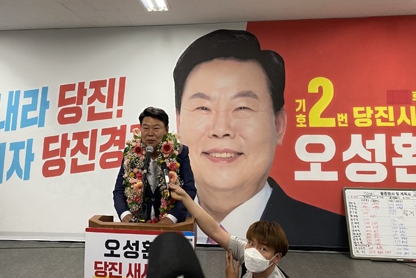▲ 오성환 국민의힘 당진시장 당선자가 2일 새벽 당선이 확정되자 선거사무소에서 지지자들에게 인사를 하고 있다. ⓒ오성환 후보 선거 캠프