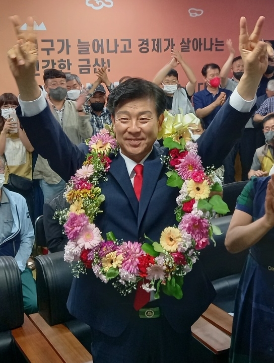 ▲ 박범인 국민의힘 금산군수 당선자가 1일 밤 선거사무소에서 꽃다발을 목에 건 채 지지자들에게 인사하고 있다. ⓒ박범인 후버 선거 캠프