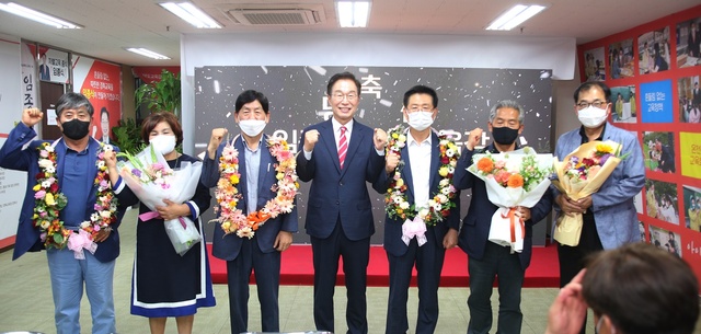 ▲ 경상북도교육감에 당선된 임종식 당선인(중간)은 “우리 아이들이 세계에서 가장 좋은 환경에서 가장 좋은 교육을 받을 수 있도록 최선을 다하고, 경북교육을 대한민국교육의 표준을 넘어 세계교육의 교육의 표준으로 도약시키겠다” 포부를 밝혔다.ⓒ임종식 후보 선거사무소