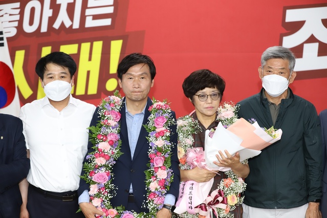 ▲ 경산시장으로 당선된 국민의힘 조현일 당선인(왼쪽 두번째)이 1일 새벽 당선소감문을 통해 “위대하고 자랑스러운 경산시민의 승리”라고 밝혔다.ⓒ조현일 후보 선거사무소