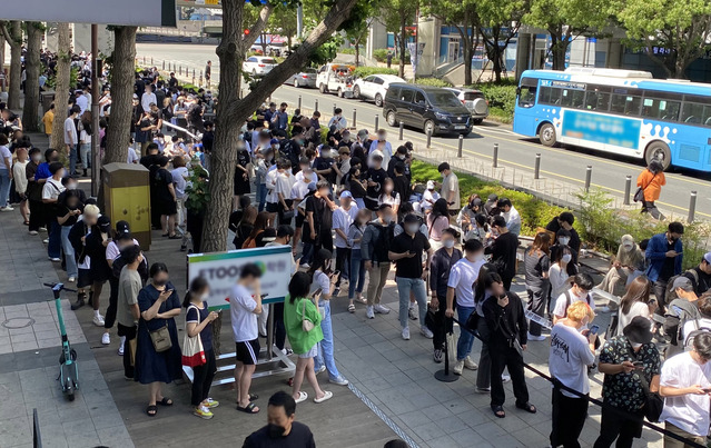 ▲ 원소주 팝업스토어 ‘지에스 원’ 오픈 첫날 모습.ⓒGS리테일