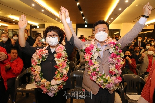 ▲ 지난 1일 당선축하 꽃다발을 받은 신상진 성남시장 당선인이 배우자 김미숙 씨와 함께 지지자들의 환호에 감사인사를 하고 있다. ⓒ신상진 당선인 캠프