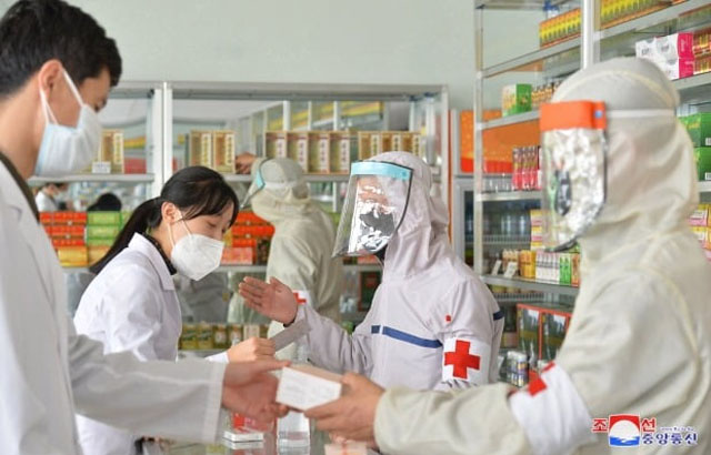 약국에 의약품을 공급 중인 북한 군의관들. ⓒ연합뉴스. 무단전재 및 재배포 금지.