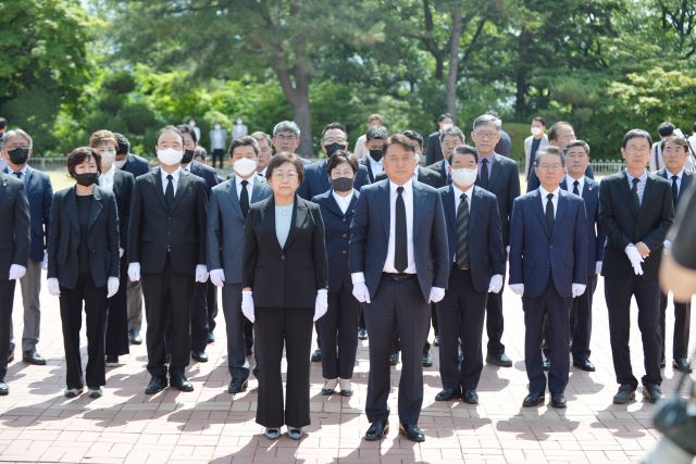 ▲ 김영환 충북도지사 당선인이 당선이 확정된 2일 오전 관계자들과 함께 청주시 사직동 충혼탑을 찾아 참배하고 있다.ⓒ김영환 후보 선거 캠프