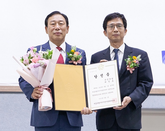 ▲ 국민의힘 최민호 세종시장 당선인(왼쪽)이 2일 정부청사체육관 다목적홀에서 오영표 세종시선거관리위원회 위원장으로부터 당선증을 받고 함께 기념촬영을 하고 있다.ⓒ최민호 당선인