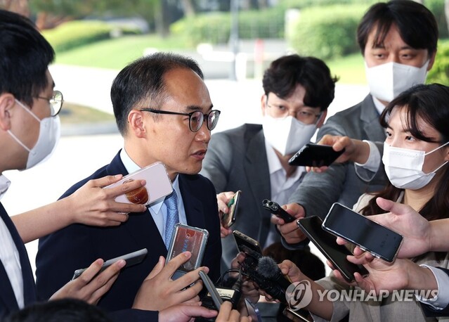 ▲ 이원석 신임 대검찰청 차장검사가 지난 5월 23일 오전 서울 서초구 대검찰청 청사로 출근하며 취재진의 질문에 답하고 있다.  ⓒ연합뉴스