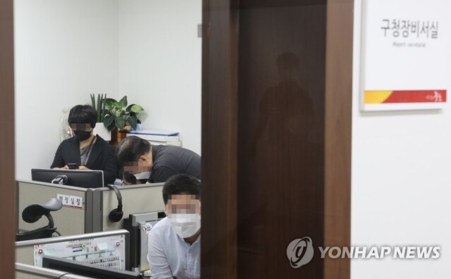 ▲ 2일 검찰이 공직선거법 위반 의혹으로 압수수색 중인 서울 중구청 모습.

서울시선관위는 서양호 중구청장을 공직선거법 위반 혐의로 지난 4월 검찰에 고발했다. ⓒ연합뉴스