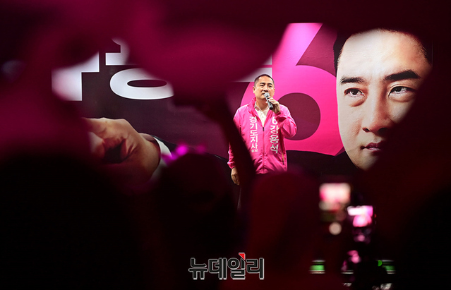 ▲ 경기지사에 출마한 강용석 무소속 후보가 지난 25일 오후 경기 스타필드 하남 광장에서 지지호소를 하고 있다. ⓒ정상윤 기자