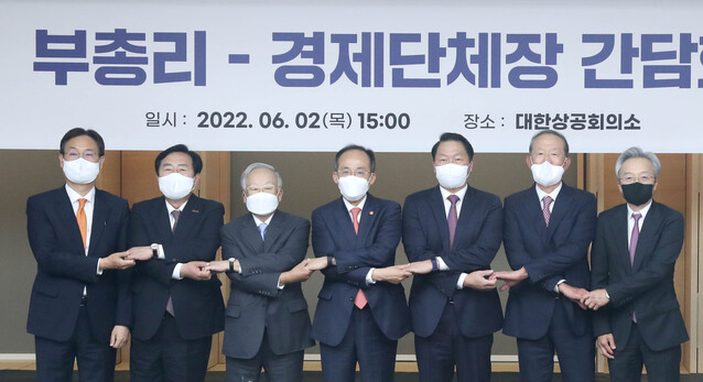 ▲ 최태원 대한상의 회장과 추경호 경제부총리가 기념촬영을 하고 있다.

(왼쪽부터 왼쪽부터 이관섭 한국무역협회 부회장, 김기문 중기중앙회장, 손경식 경총 회장, 추경호 부총리, 최태원 대한상의 회장, 허창수 전경련 회장, 최진식 한국중견기업연합회장) ⓒ대한상의