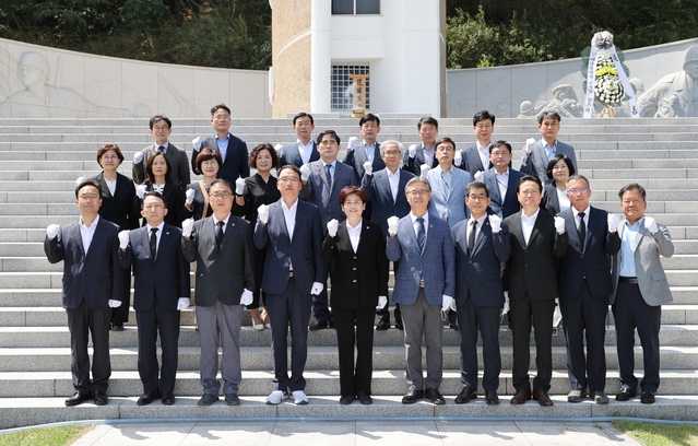 ▲ 강은희 제11대 대구시교육감 당선자는 2일 오전 10시 30분 충혼탑 참배로 당선 이후 일정을 시작했다.ⓒ대구시교육청