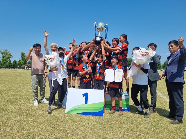 ▲ 상대초 여자축구부는 구미낙동강체육공원에서 펼쳐진 제51회 전국소년체육대회 축구 여자초등부 단체전에서 금메달을 차지했다.ⓒ상대초