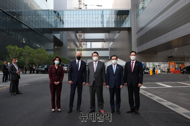 ▲ 지난달 20일 오후 경기 삼성반도체 평택캠퍼스를 방문한 윤석열 대통령과 조 바이든 대통령을 영접하며 기념촬영을 하는 이재용 삼성전자 부회장. ⓒ정상윤 기자