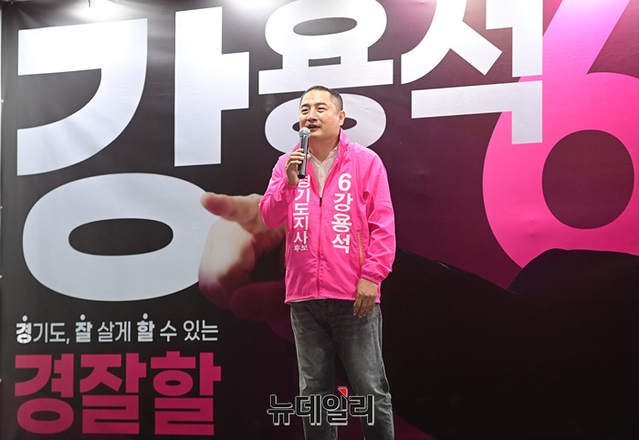 ▲ 6.1 지방선거에서 경기지사에 출마한 무소속 강용석 후보가 지난달 25일 오후 경기 스타필드 하남 광장에서 열린 선거 유세에서 지지자들과 기념촬영을 하고 있다.ⓒ정상윤기자