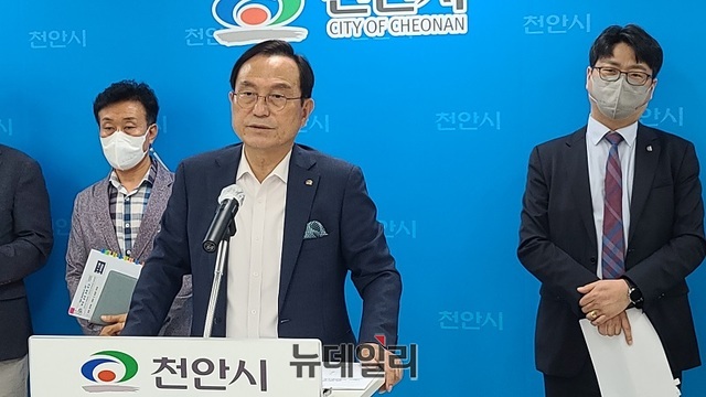 ▲ 박상돈 천안시장이 3일 시청 브리핑룸에서 기자회견을 열어 1조4000억 원을 투입, 온실가스 40%를 감축하는 것 등을 골자로 한 ‘2030 환경안전 수도 천안’ 비전을 발표하고 있다.ⓒ김정원 기자