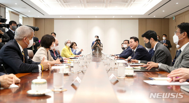 ▲ 윤석열 대통령이 3일 서울 용산 대통령실 청사에서 열린 미국 학계 및 전현직 주요인사 단체접견에서 발언하고 있다. ⓒ뉴시스