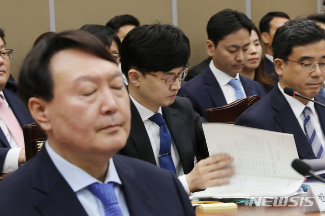 ▲ 윤석열 검찰총장(왼쪽)이 2019년 10월, 서울 서초구 대검찰청에서 열린 국회 법제사법위원회의 대검찰청에 대한 국회 국정감사에 참석해 시작을 기다리고 있다. 한동훈 법무부장관(가운데) 옆으로 조상준 전 서울고검 차장검사가 보인다. ⓒ뉴시스