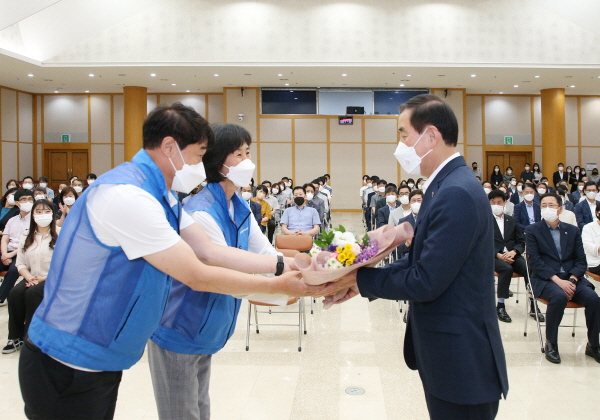 ▲ 조길형 시장이 업무에 복귀해 직원월례조회에서 민선 8기 당선 축하 꽃다발을 받았다.ⓒ충주시