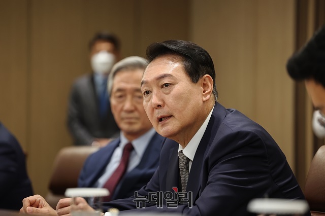 ▲ 윤석열 대통령이 3일 오전 서울 용산구 대통령실에서 미국 학계 및 전현직 주요 인사 단체를 접견하고 있다.ⓒ대통령실 국민소통관실 제공