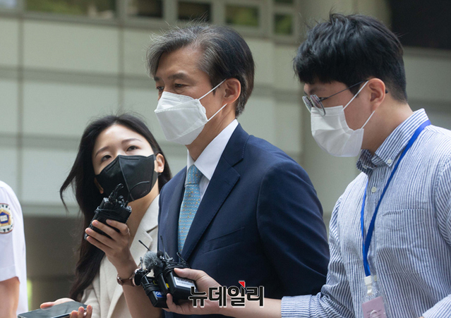 ▲ 감찰무마와 자녀 입시비리 혐의로 재판에 넘겨진 조국 전 법무부 장관이 3일 오전 서울 서초구 서울중앙지법에서 열린 공판에 출석하고 있다. ⓒ정상윤 기자