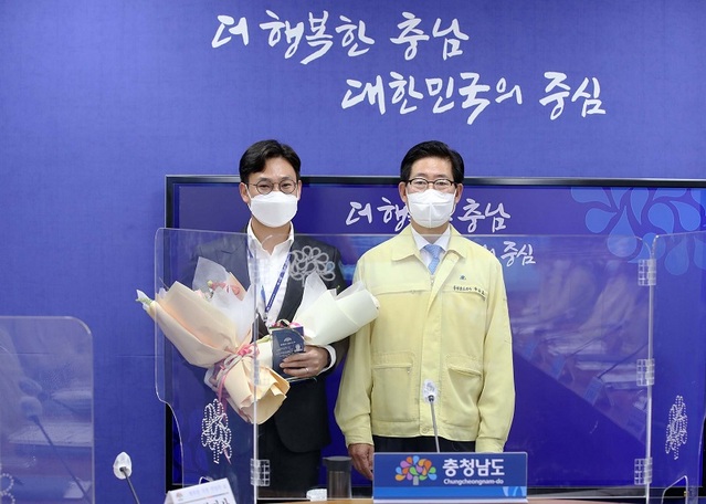 ▲ 양승조 충남도지사가 3일 도청에서 5월 이달의 우수직원으로 선정된 투자입지과 임병규 주무관을 격려한 뒤 사진촬영을 하고 있다.ⓒ충남도